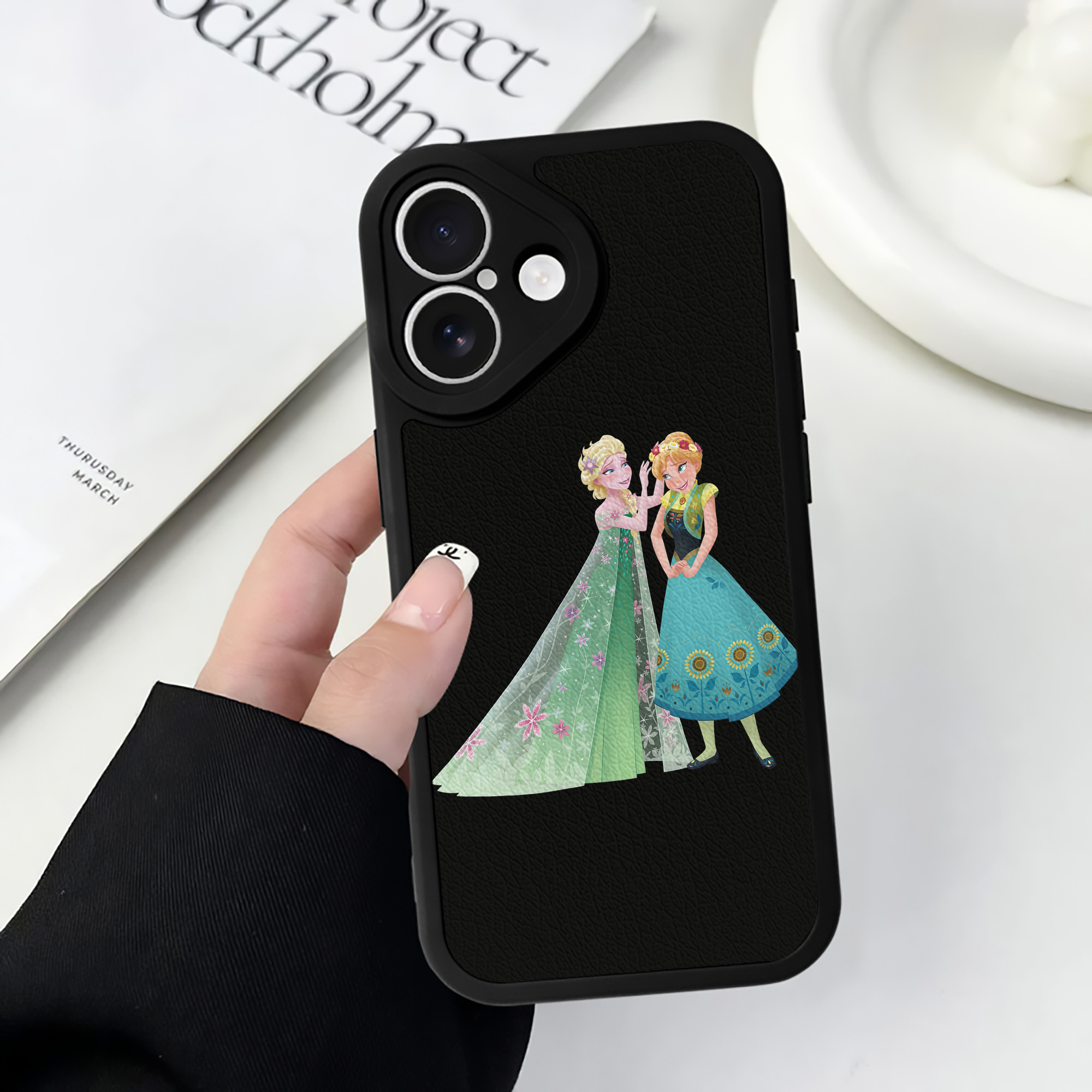 （画像用） アナと雪の女王 アンナ エルサ Frozen Anna Elsa 【iPhone 16シリーズ対応】シリコンスマホケース（レザー調） 材質：シリコン